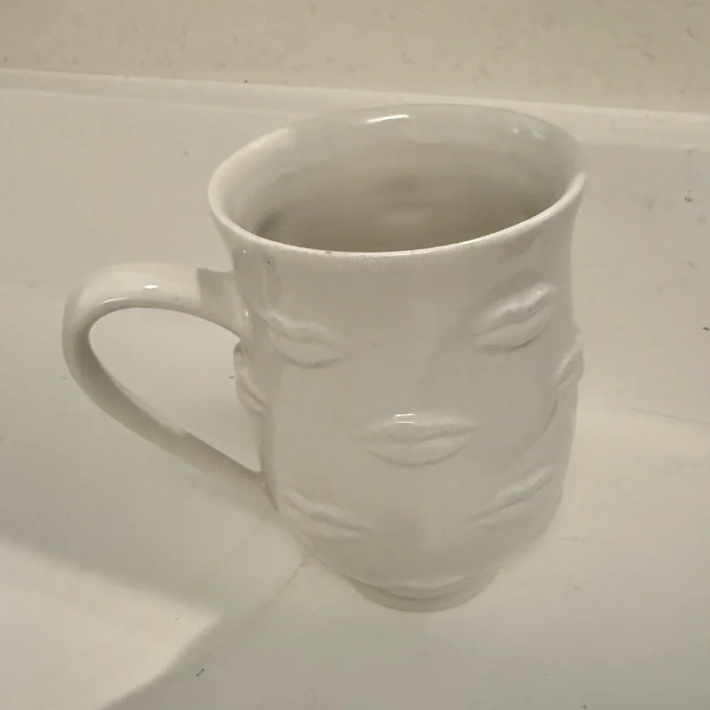 Jonathan Adler Muse Lips Mouth Porcelain Ceramic Coffee Mug Tea Cup White
